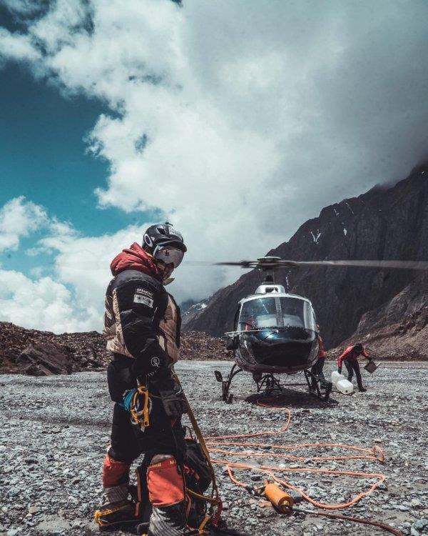 Kiipeilyn jälkeen K2: ssa Pakistanissa Nims ja hänen tiiminsä juhlivat pelastusoperaatiota korkeilla vuorilla