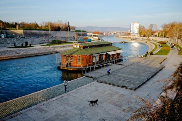 Nis Travel Serbian maamerkkeihin