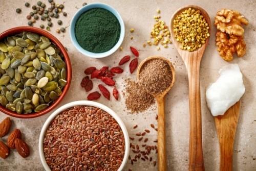 Pähkinät mantelit hasselpähkinät saksanpähkinät kurpitsansiemenet quinoa chia siemenet terveellinen ruoka