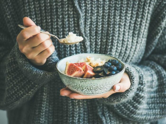 OMAD -ruokavalio yksi ateria päivässä äärimmäinen muoto ajoittaista paastoa vähentää ruoan saantia Hedelmät kulhoon