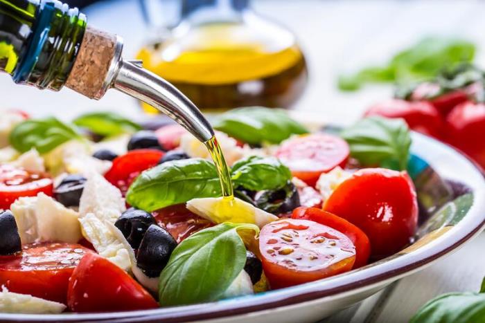 OMAD -ruokavalio yksi ateria päivässä tuoretta kasvisalaattia oliiviöljyllä erittäin vähäisen ruoan makuun