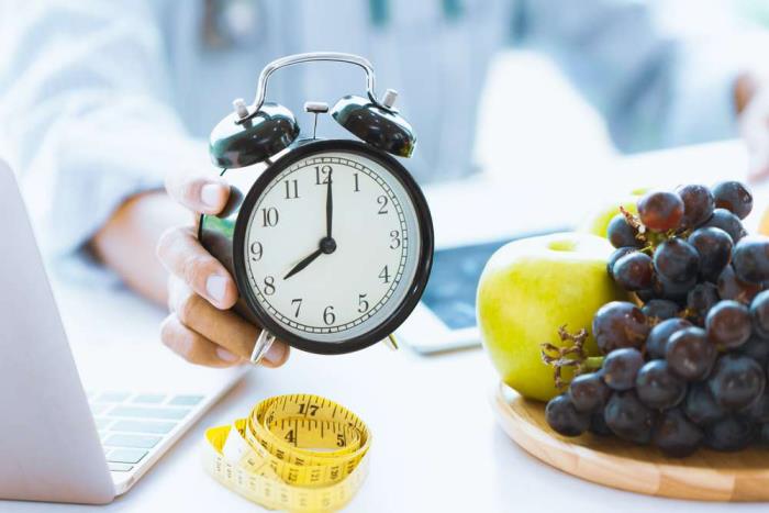 OMAD -ruokavalio yksi ateria päivässä samaan aikaan viinirypäleet omena klo 8