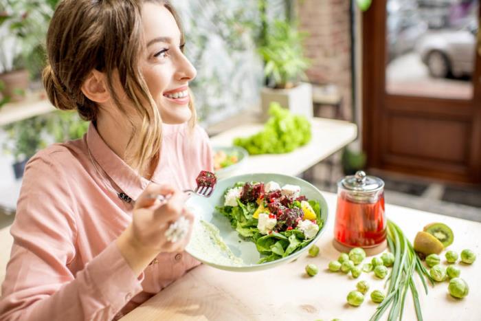 OMAD-ruokavalio yksi ateria päivässä vitamiinirikas ruoka tuoreet hedelmät ja vihannekset tiukka kurinalaisuus hyvä itsevarmuus