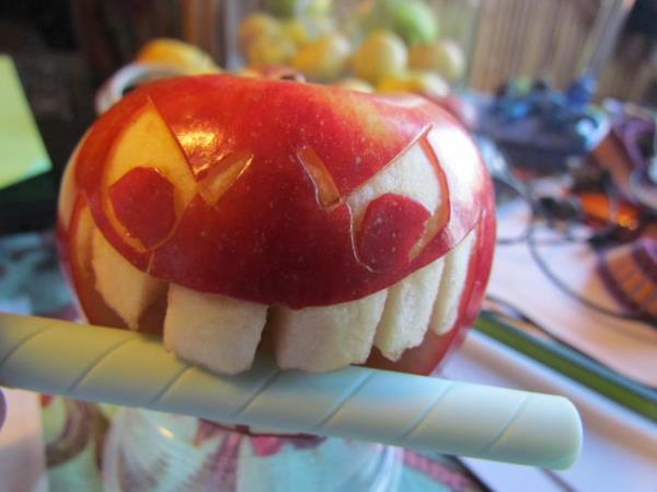 Hedelmien koristeellinen veistos omenataide syö karkkia