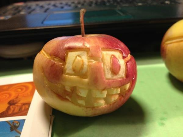 koristeellinen veistos omena -art -kirjahiiri