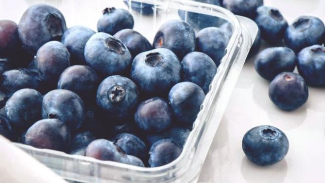 Syö hedelmiä terveellisesti laihduta Mustikat sisältävät monia vitamiineja ja elintärkeitä aineita pidetään superfoodeina