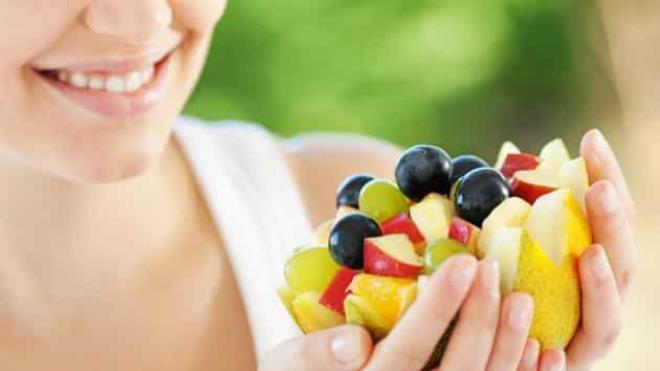 Syö hedelmiä terveellisesti laihduta Parempi syödä hedelmänkuorta aamulla Pilkotut omenat, mustikat, viinirypäleet