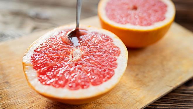 Syö hedelmiä terveellisesti laihduta Oranssi hapan hedelmä sisältää hedelmähappoa ja rasittaa ruoansulatuskanavaa