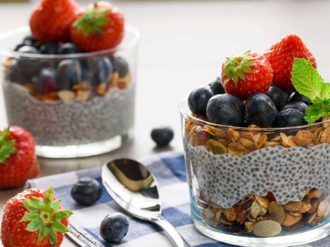 Syö hedelmiä terveellinen laihtuminen terve aamiainen hedelmät kaurapuuro chia siemenet lasissa