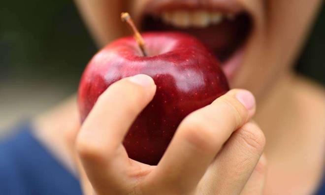 Syö hedelmiä terveellisesti laihduta Syö omena joka päivä ja pysy terveenä
