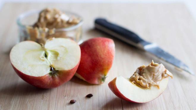 Hedelmien syöminen terveellinen laihtuminen Punaiset omenat leikattu terveen maku herkullinen voi aiheuttaa närästystä