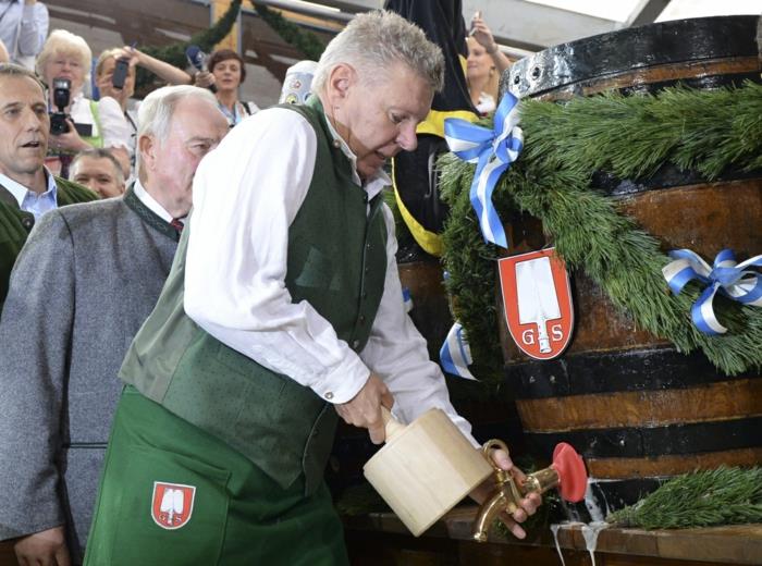 Oktoberfest Münchenin pormestari erottuu