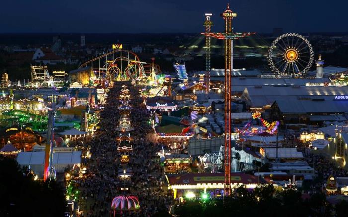 Oktoberfest München yöllä