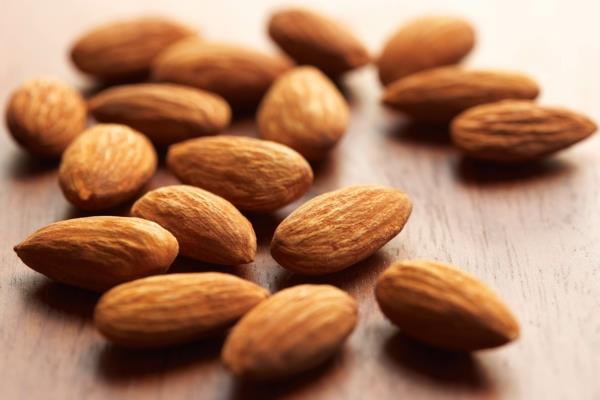 Omega -3 -rasvahapot syövät terveellisiä pähkinöitä ja manteleita. Omega -6 -rasvahapot