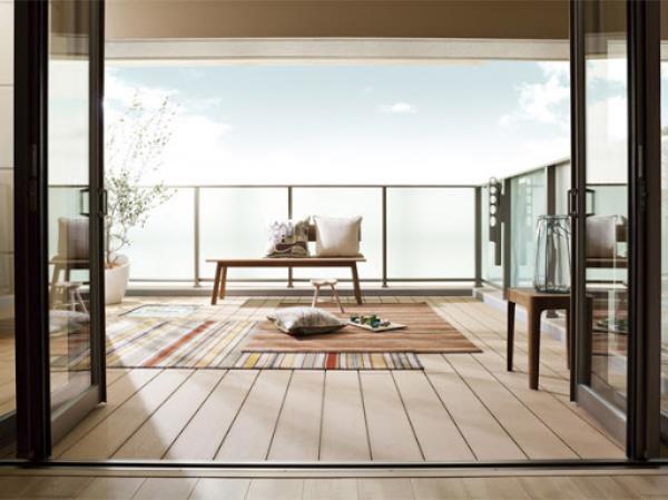 Ulko-olohuone ja parveke yksinkertaisilla huonekaluilla muuttavat matot rentoutumisalueeksi