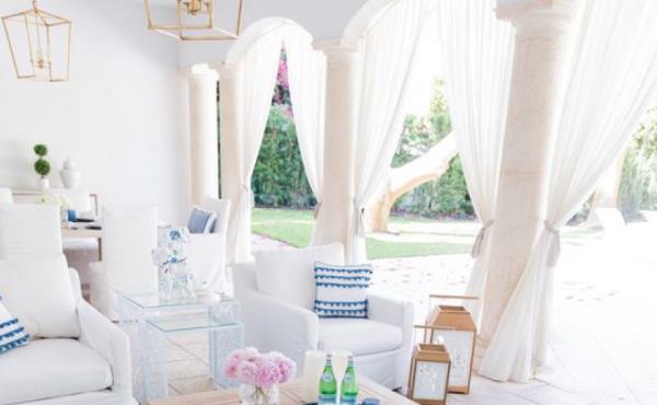 Ulko-olohuone Rentoutumisalue Mukavat valkoiset huonekalut Vaaleat valkoiset verhot Aurinkosuoja