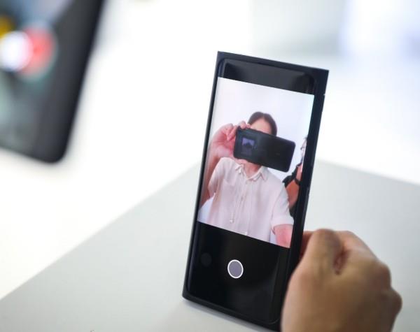 Oppo esittelee maailman ensimmäisen selfie -kameran, joka on täysin näkymätön näytön alla