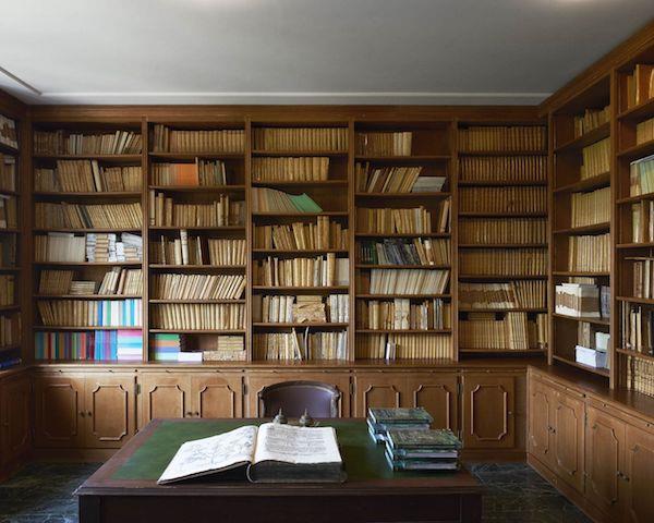 Runsas arkkitehtuuri rikas kirjasto Villa Les Ceders