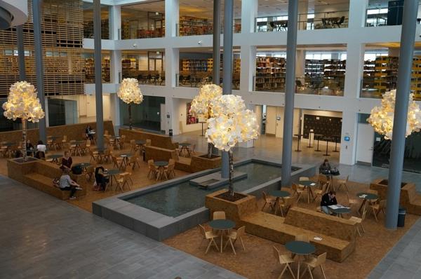Alkuperäiset lattiavalaisimet penkki puun lehdet hehkuu väärin uni