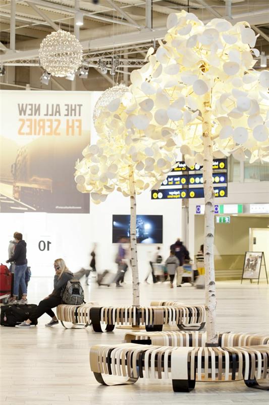 Lattiavalaisimet penkki puun lehdet loistaa yliopisto