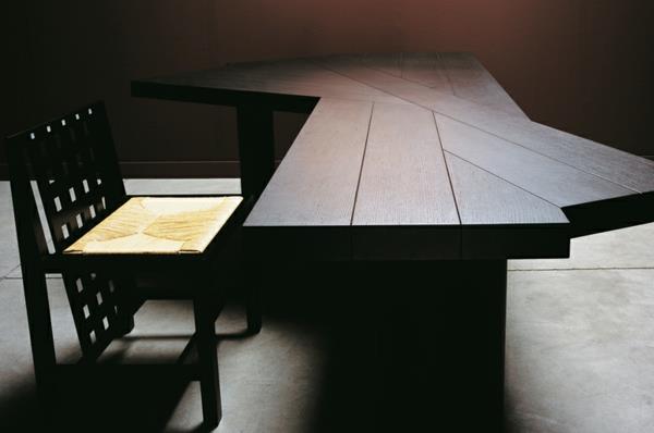 Alkuperäinen kiinteä ruokapöytä puinen kolmijalkainen tuoli