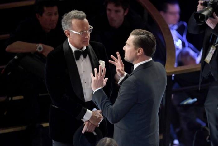 Oscarit 2020 Brad Pitt Leonardo DiCaprio keskustelussa Tom Hanksin kanssa