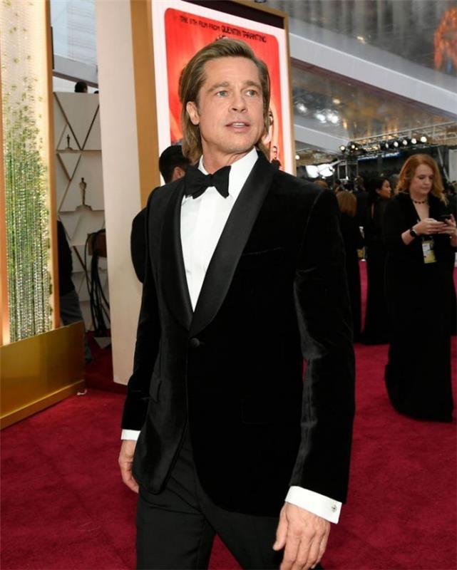 Oscarit 2020 Brad Pitt yksin punaisella matolla yksin