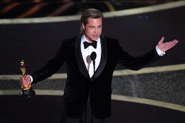 Oscar -gaala 2020 Brad Pitt paras naissivuosa näyttämöllä hyvällä tuulella ja hyvällä huumorilla