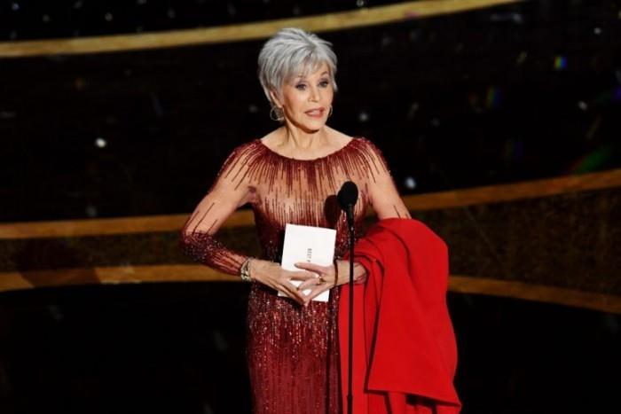 Oscar -gaala 2020 Jane Fonda täydellisen ulkonäön elokuvan diivan harmaat hiukset