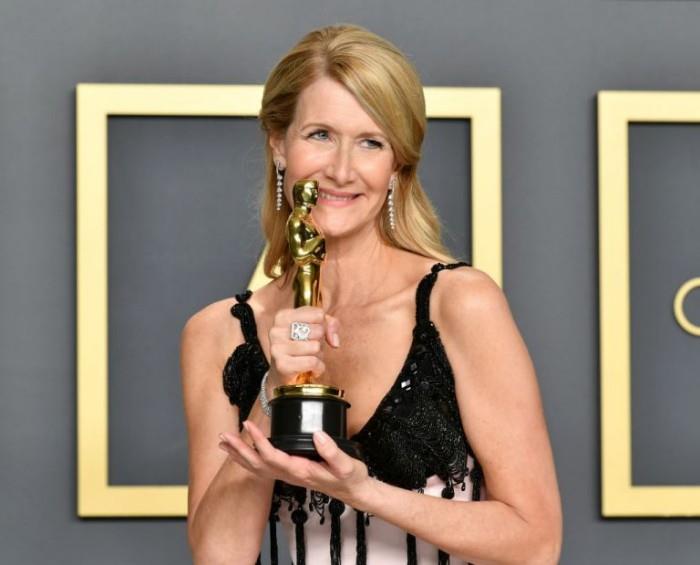 Oscar -gaala 2020 Laura Dern ylpeänä uransa korkeimmalla elokuvapalkinnolla