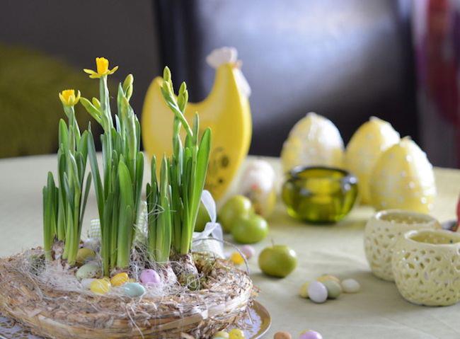 Pääsiäisen käsityöideoita - koristelu kukilla pöydälle