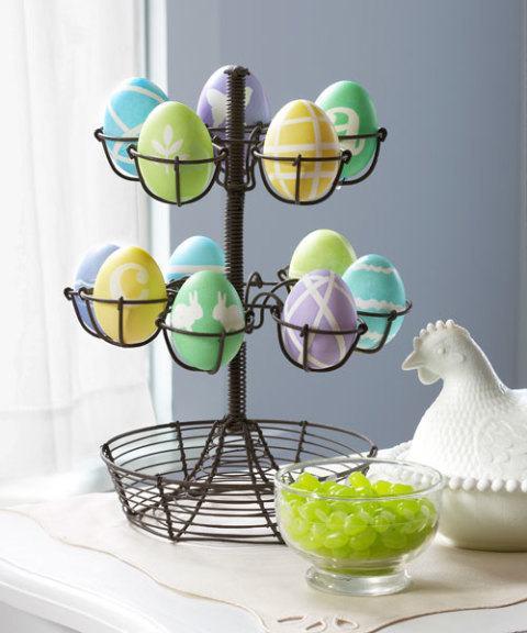 Pääsiäisen käsityöideoita - Etagere, jossa on monia erilaisia ​​munia