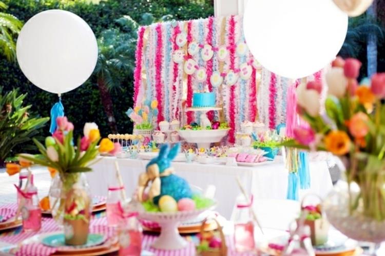 Pääsiäiskoristeiden puutarhajuhlat, joissa tehdään pääsiäiskoristeita lasten kanssa
