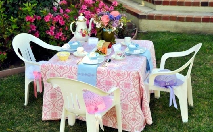 Pääsiäiskoriste puutarhapöydän koristelu Pääsiäiskoristeleminen lasten kanssa