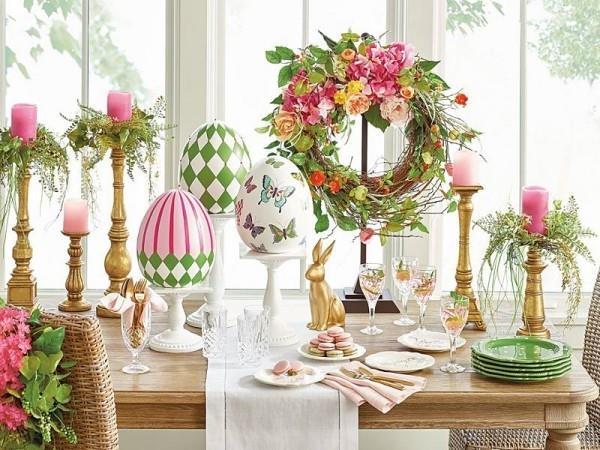 Pääsiäinen koristelu juhlapöydän ulkopuolella pääsiäisenä koristeltu värikäs kutsuva seppele suuret värikkäät munat kynttilänjalka