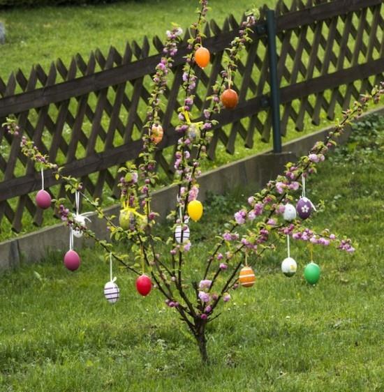 Pääsiäiskoriste pääsiäispensan ulkopuolelle värillisillä munilla