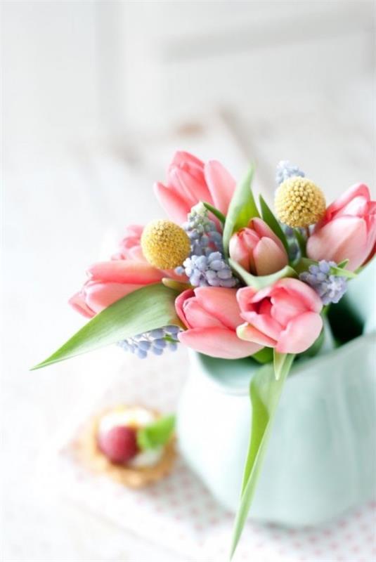 Pääsiäiskoristeet pastelliväreissä Herkkien sävyjen kukat maljakoissa tuovat iloisen sävyn pääsiäispöytään