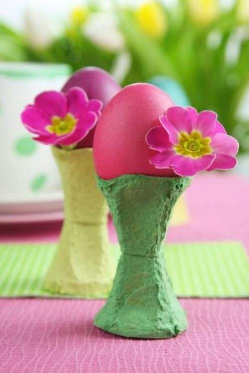 Vaaleanpunaiset ja violetit pääsiäiskoristeet muodostavat kukkakimpun