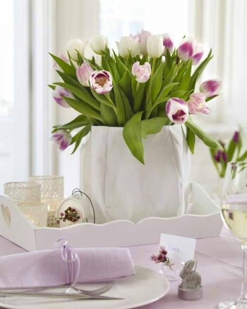 Pääsiäinen koristelu vaaleanpunainen ja violetti näpertely tulppaanit kevät