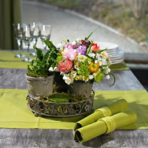 Pääsiäiskoriste kevään kukat kukkakimppu pöytä juoksija vihreä