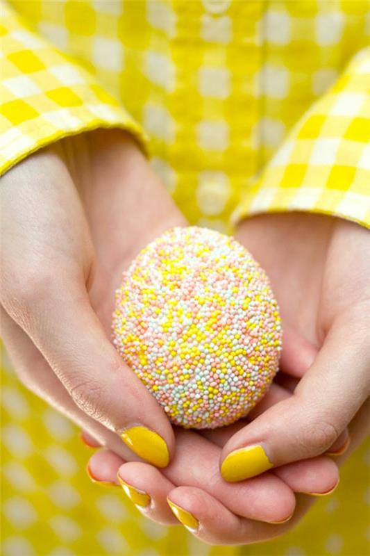 Pääsiäinen maalaus munat värikäs lanka tuore leivonnaiset tikkuja keltainen