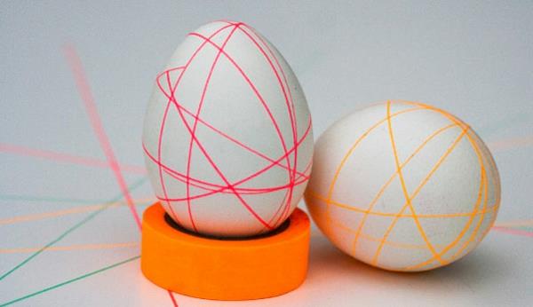Maalaa pääsiäismunat värikkäillä teipillä värikkäitä geometrisia viivoja