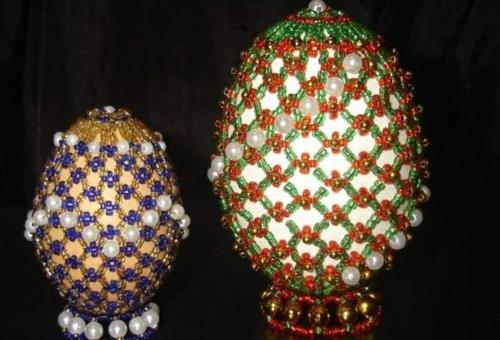 Pääsiäismunat, jotka on koristeltu helmillä alkuperäisillä faberge -jalokivillä