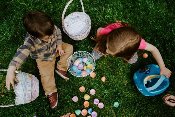 Pääsiäismunien metsästys kotona ja puutarhassa - luovia ideoita nuorille ja vanhoille Pienet lapset etsivät pääsiäismunia