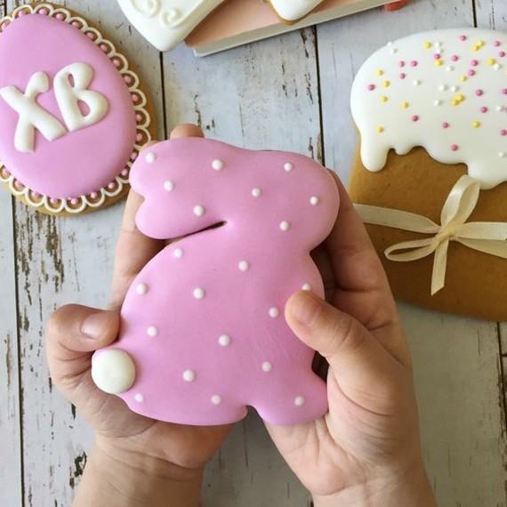 Pääsiäispuput leipovat murotaitoksia Jään väri pinkki