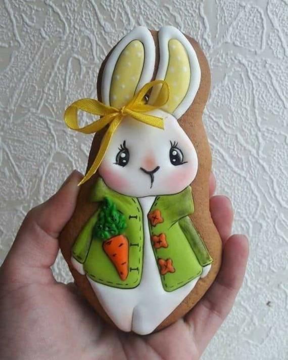 Pääsiäispuput leipovat pääsiäispupuja, jotka koristavat evästeitä