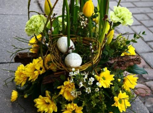 Pääsiäinen kori näpertely keltaisia ​​kukkia pääsiäismunia