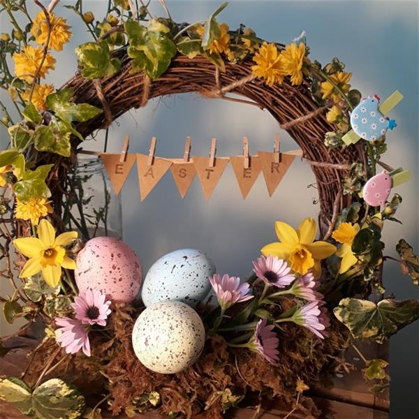 Pääsiäisen seppele puhalsi munia maali ideoita pääsiäiskoristeita