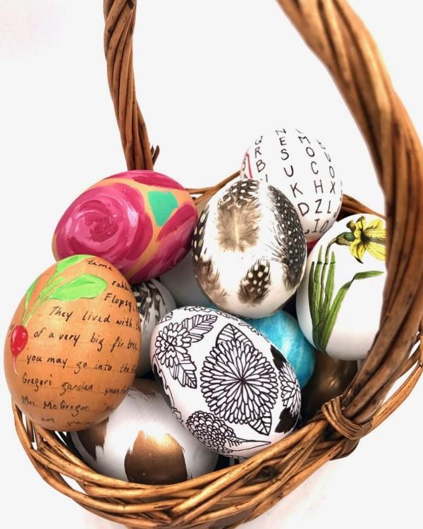 Tinker pääsiäiskorit - luovia ideoita, juhlavinkkejä ja erittäin helppoja ohjeita korin jäljittelemiseksi kauniilla värikkäillä munilla