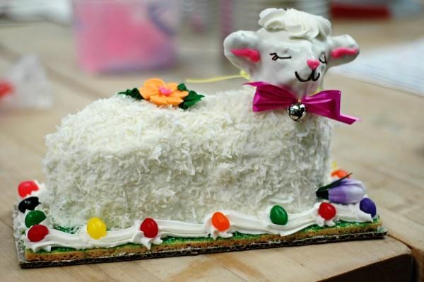 Pääsiäisen karitsan leipominen - helppo resepti ja ideoita inspiroimaan lammasta kauniilla kukilla